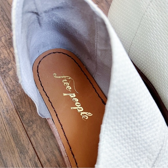 Free People • Mont Blanc Sandal asymmetrical White Distress leather cream ivory - Picture 5 of 10